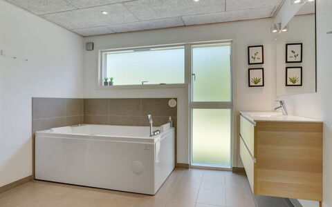 Delan - 1.3Km from the Sea: Flooring, Loodgieterswerkinrichting, Verdieping, Interieur Ontwerp, Badkamer, Bad, Plafond, Kraan, Loodgieter, Wastafel