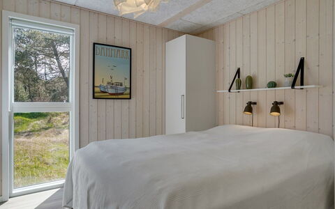 Delan - 1.3Km from the Sea: Slaapkamer, Hout, Flooring, Interieur Ontwerp, Plafond, Verdieping, Bed, Laken, Bedding, Bed Frame