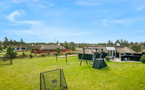 Hothbrod - 1.2Km from the Sea: Struik, Stedelijk Ontwerp, Groundcover, Steen, Appartement, Landgoed, Metselwerk, Balkon, Landscaping