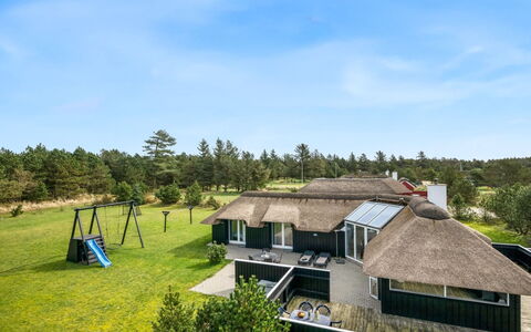 Hothbrod - 1.2Km from the Sea: Struik, Stedelijk Ontwerp, Groundcover, Steen, Appartement, Landgoed, Metselwerk, Balkon, Landscaping