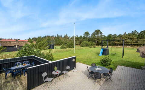Hothbrod - 1.2Km from the Sea: Struik, Stedelijk Ontwerp, Groundcover, Steen, Appartement, Landgoed, Metselwerk, Balkon, Landscaping