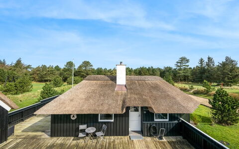 Hothbrod - 1.2Km from the Sea: Struik, Stedelijk Ontwerp, Groundcover, Steen, Appartement, Landgoed, Metselwerk, Balkon, Landscaping
