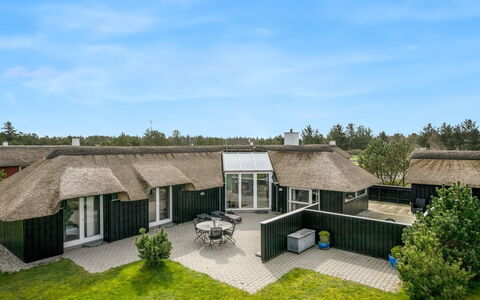 Hothbrod - 1.2Km from the Sea: Struik, Stedelijk Ontwerp, Groundcover, Steen, Appartement, Landgoed, Metselwerk, Balkon, Landscaping