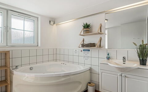 Sote - 1.2Km from the Sea: Struik, Stedelijk Ontwerp, Groundcover, Steen, Appartement, Landgoed, Metselwerk, Balkon, Landscaping