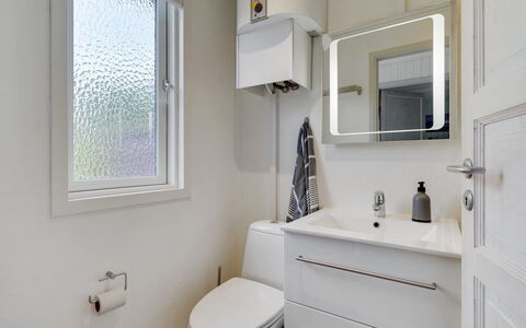 Sighmar - 900M from the Sea: Loodgieterswerkinrichting, Badkamer, Interieur Ontwerp, Flooring, Verdieping, Badkamerkast, Wastafel, Wastafel In De Badkamer, Loodgieter, Kraan