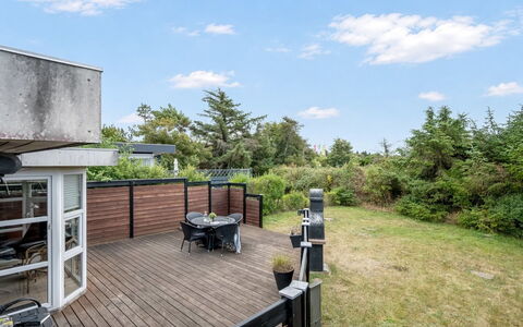 Sighmar - 900M from the Sea: Huis, Tuin, Dek, Balkon, Schaduw, Backyard, Werf, Landgoed, Landscaping, Hardwood