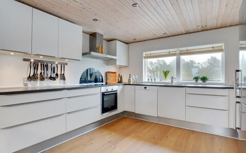 Reiko - 1.5Km from the Sea: Flooring, Interieur Ontwerp, Hout, Houten Vloer, Plafond, Verdieping, Keuken, Cabinetry, Countertop, Huis