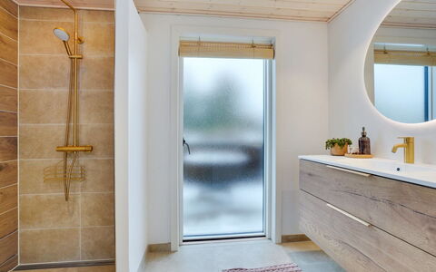 Reiko - 1.5Km from the Sea: Flooring, Hout, Verdieping, Loodgieterswerkinrichting, Loodgieter, Badkamerkast, Badkamer, Kraan, Wastafel In De Badkamer, Houten Vloer