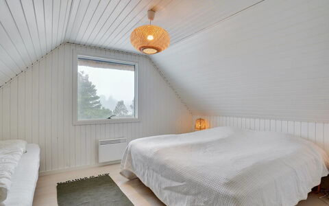 Reiko - 1.5Km from the Sea: Plafond, Hout, Interieur Ontwerp, Flooring, Verdieping, Lichte Inrichting, Slaapkamer, Verlichting, Bed, Houten Vloer