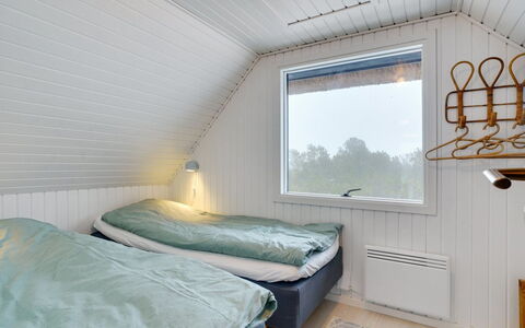 Reiko - 1.5Km from the Sea: Hout, Plafond, Slaapkamer, Verdieping, Flooring, Laken, Interieur Ontwerp, Bedding, Bed, Bed Frame