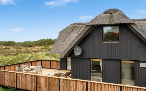 Reiko - 1.5Km from the Sea: Verblijf, Siding, Hardwood, Thatching, Plank, Balkon