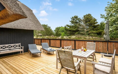 Reiko - 1.5Km from the Sea: Hout, Houten Vloer, Hardwood, Plank, Dek, Beits, Verblijf, Veranda, Thatching, Timmerhout