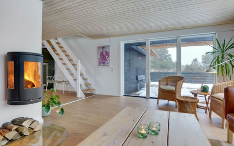 Reiko - 1.5Km from the Sea: Flooring, Hout, Verdieping, Interieur Ontwerp, Meubilair, Houten Vloer, Huis, Plafond, Woonkamer, Deur