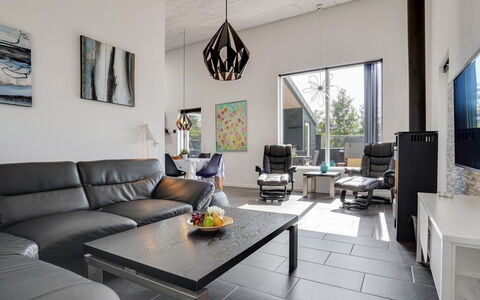 Siegfried - 500M from the Sea: Interieur Ontwerp, Meubilair, Flooring, Bankstel, Plafond, Verdieping, Woonkamer, Verlichting, Huis, Kamer