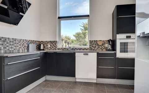 Siegfried - 500M from the Sea: Keuken, Toestel Van De Keuken, Countertop, Major Appliance, Cabinetry, Flooring, Interieur Ontwerp, Huishoudapparatuur, Verdieping, Huis