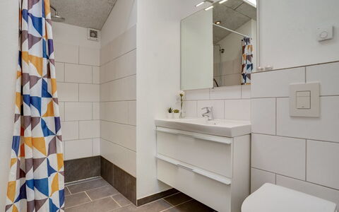 Siegfried - 500M from the Sea: Flooring, Verdieping, Muur, Interieur Ontwerp, Loodgieterswerkinrichting, Badkamer, Plafond, Toilet, Tegel, Loodgieter