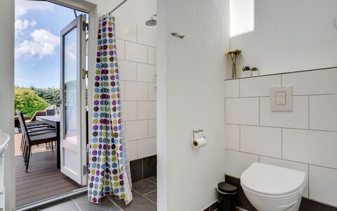 Siegfried - 500M from the Sea: Flooring, Verdieping, Interieur Ontwerp, Loodgieterswerkinrichting, Samengesteld Materiaal, Badkamer, Toilet, Loodgieter, Tegel, Appartement