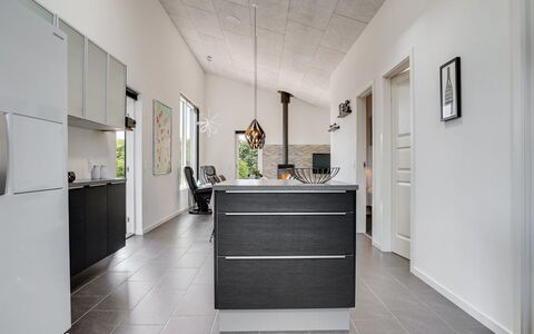Siegfried - 500M from the Sea: Flooring, Interieur Ontwerp, Countertop, Keuken, Meubilair, Verdieping, Cabinetry, Hout, Plafond, Toestel Van De Keuken
