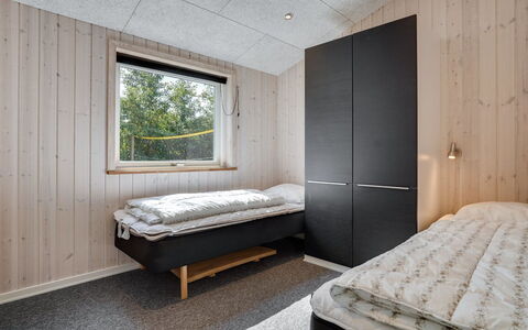 Siegfried - 500M from the Sea: Hout, Plafond, Slaapkamer, Kamer, Hardwood, Plank, Bed, Winter, Bedding, Bed Frame