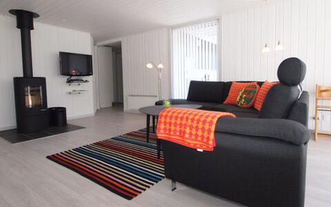Emmarenze - 400M from the Sea: Meubilair, Interieur Ontwerp, Flooring, Bankstel, Hout, Woonkamer, Verdieping, Huis, Appartement, Kamer