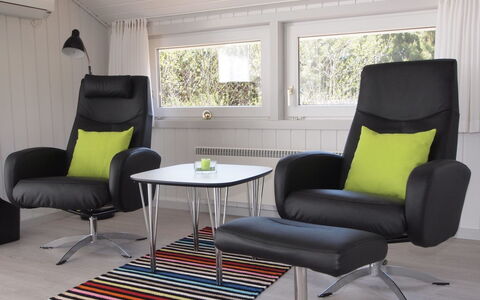 Emmarenze - 400M from the Sea: Meubilair, Stoel, Interieur Ontwerp, Woonkamer, Comfort, Bankstel, Armleuning, Clubfauteuil, Kamerplant