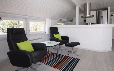 Emmarenze - 400M from the Sea: Meubilair, Flooring, Interieur Ontwerp, Verdieping, Hout, Plafond, Woonkamer, Houten Vloer, Appartement, Verlichting