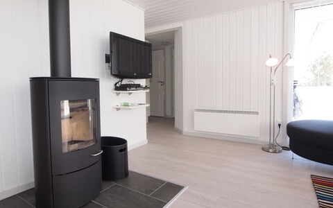 Emmarenze - 400M from the Sea: Verdieping, Flooring, Interieur Ontwerp, Houten Vloer, Hout, Meubilair, Kamer, Laminaatvloer, Huis, Woonkamer