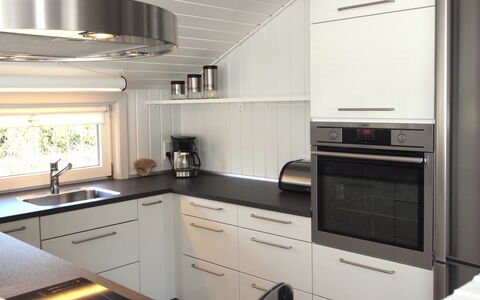 Emmarenze - 400M from the Sea: Keuken, Countertop, Toestel Van De Keuken, Interieur Ontwerp, Cabinetry, Flooring, Hout, Plafond, Huishoudapparatuur, Major Appliance
