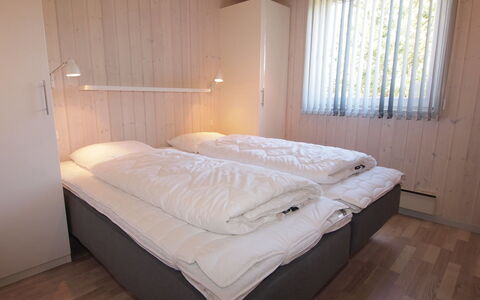 Emmarenze - 400M from the Sea: Bed, Slaapkamer, Verdieping, Hout, Laken, Flooring, Bedding, Interieur Ontwerp, Meubilair, Bed Frame