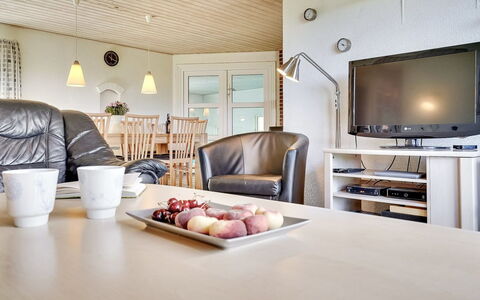 Aurelia - 500M to the Fjord: Meubilair, Interieur Ontwerp, Flooring, Plafond, Hout, Verdieping, Bankstel, Woonkamer, Lichte Inrichting, Kamer