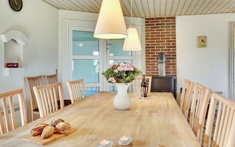 Aurelia - 500M to the Fjord: Meubilair, Interieur Ontwerp, Flooring, Lichte Inrichting, Hout, Verdieping, Plafond, Eetkamer, Stoel, Tafel
