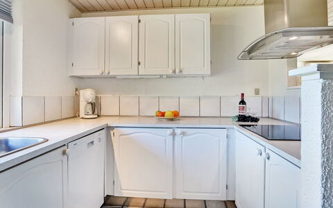 Aurelia - 500M to the Fjord: Keuken, Flooring, Countertop, Major Appliance, Toestel Van De Keuken, Interieur Ontwerp, Cabinetry, Verdieping, Gootsteen, Kraan
