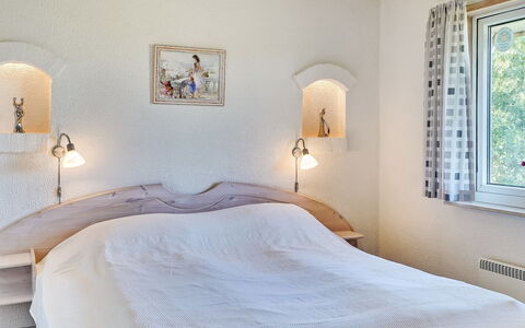 Aurelia - 500M to the Fjord: Bed, Slaapkamer, Muur, Interieur Ontwerp, Meubilair, Hout, Bedding, Laken, Plafond, Linens