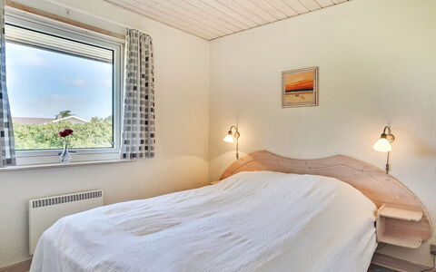 Aurelia - 500M to the Fjord: Slaapkamer, Bed, Laken, Bed Frame, Bedding, Huis, Plafond, Linens, Hardwood, Hoofdkussen