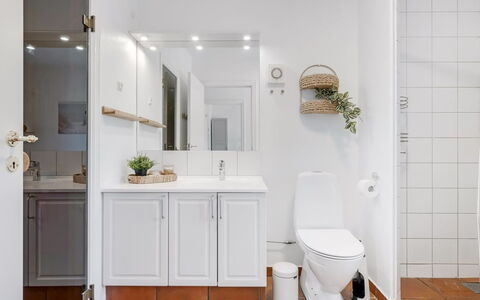 Thoran - from the Sea: Interieur Ontwerp, Flooring, Muur, Loodgieterswerkinrichting, Verdieping, Wastafel, Badkamerkast, Kraan, Kamer, Badkamer
