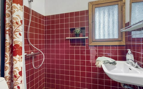 Thorgisl - 1.4Km from the Sea: Loodgieterswerkinrichting, Badkamer, Flooring, Interieur Ontwerp, Verdieping, Loodgieter, Tegel, Kraan, Wastafel, Kamer
