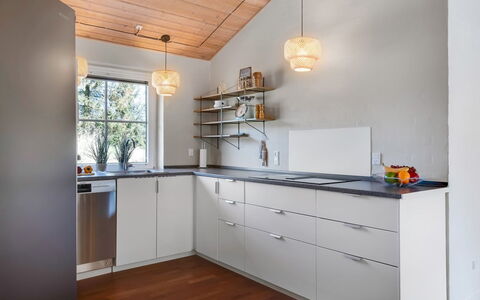 Ingmund - 2Km from the Sea: Interieur Ontwerp, Flooring, Countertop, Hout, Plafond, Cabinetry, Keuken, Meubilair, Verdieping, Lichte Inrichting