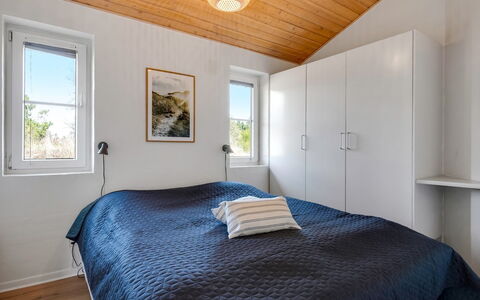 Ingmund - 2Km from the Sea: Hout, Plafond, Slaapkamer, Interieur Ontwerp, Bed, Verdieping, Flooring, Huis, Laken, Meubilair