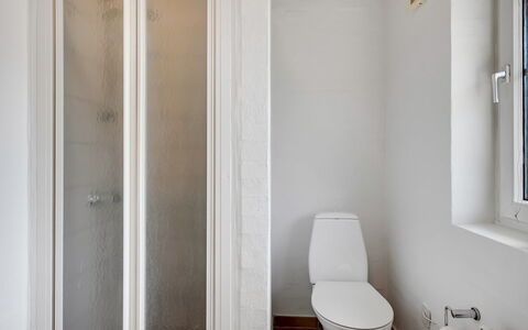 Ingmund - 2Km from the Sea: Muur, Flooring, Verdieping, Hout, Deur, Interieur Ontwerp, Loodgieterswerkinrichting, Kamer, Badkamer, Samengesteld Materiaal