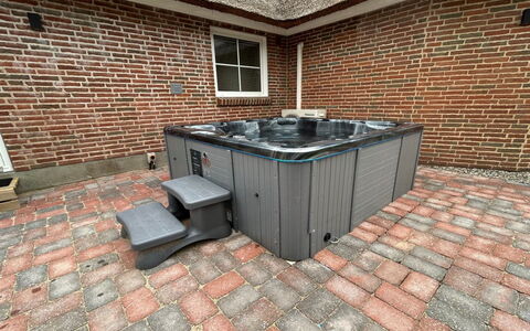 Ingmund - 2Km from the Sea: Samengesteld Materiaal, Loodgieterswerkinrichting, Jacuzzi, Bad, Backyard, Werf, Zwembad