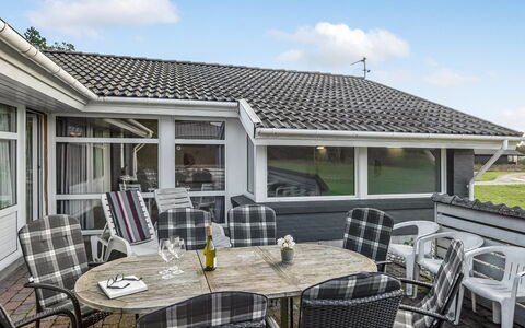 Tali - 700M from the Sea: Dak, Huis, Architectuur, Huis, Deur, Veranda, Verblijf, Landgoed, Werf, Siding