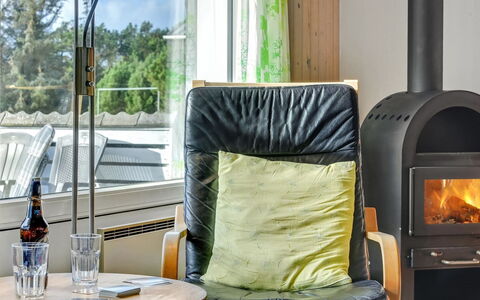 Tali - 700M from the Sea: Meubilair, Interieur Ontwerp, Flooring, Hout, Verdieping, Kamer, Verlichting, Stoel, Woonkamer, Plafond