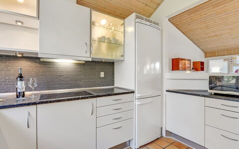 Tali - 700M from the Sea: Keuken, Countertop, Toestel Van De Keuken, Flooring, Interieur Ontwerp, Major Appliance, Hout, Cabinetry, Verdieping, Plafond