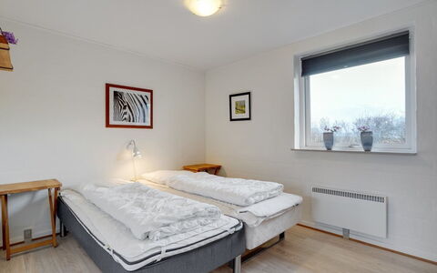 Dværg - 350M from the Sea: Muur, Bed, Slaapkamer, Hout, Interieur Ontwerp, Meubilair, Verdieping, Plafond, Flooring, Laken