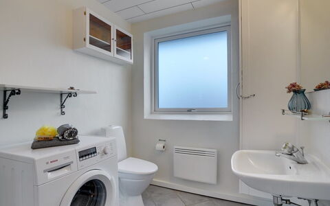Dværg - 350M from the Sea: Flooring, Loodgieterswerkinrichting, Verdieping, Interieur Ontwerp, Plafond, Kamer, Badkamer, Loodgieter, Toilet, Wastafel