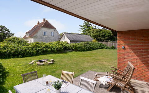 Dværg - 350M from the Sea: Gras, Struik, Dak, Woongebied, Huis, Tuin, Huis, Meubilair, Land Lot, Verblijf