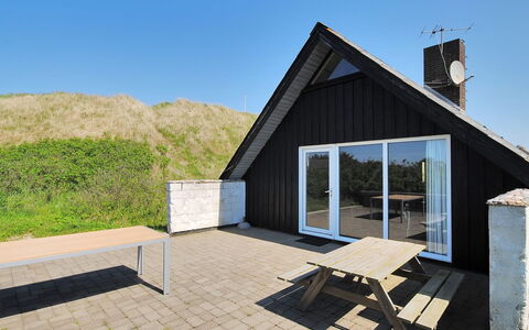 Florentine - 600M from the Sea: Struik, Stedelijk Ontwerp, Groundcover, Steen, Appartement, Landgoed, Metselwerk, Balkon, Landscaping