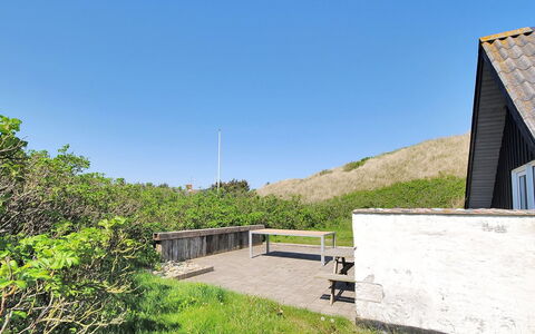 Florentine - 600M from the Sea: Struik, Stedelijk Ontwerp, Groundcover, Steen, Appartement, Landgoed, Metselwerk, Balkon, Landscaping