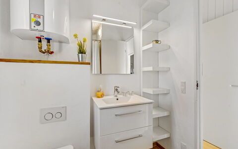 Thorgny - from the Sea: Muur, Loodgieterswerkinrichting, Flooring, Hout, Interieur Ontwerp, Badkamerkast, Verdieping, Badkamer, Wastafel In De Badkamer, Cabinetry