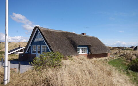 Edvard - 400M from the Sea: Dak, Huis, Huis, Verblijf, Siding, Landgoed, Oprit, Garden Gebouwen, Werf, Schuur